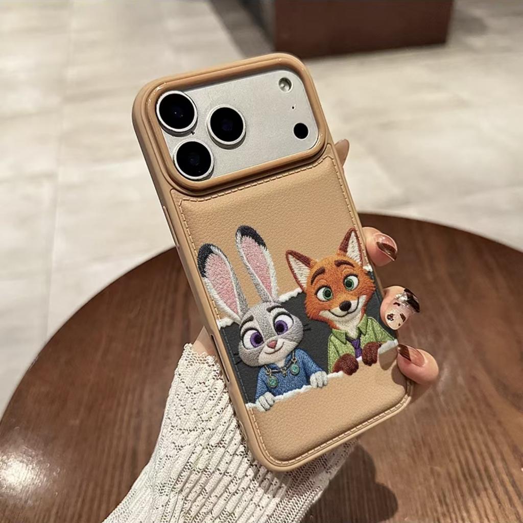 Сидящая лиса прикладывает яблоко 17promax мультяшная милая iPhone личность новая популярная