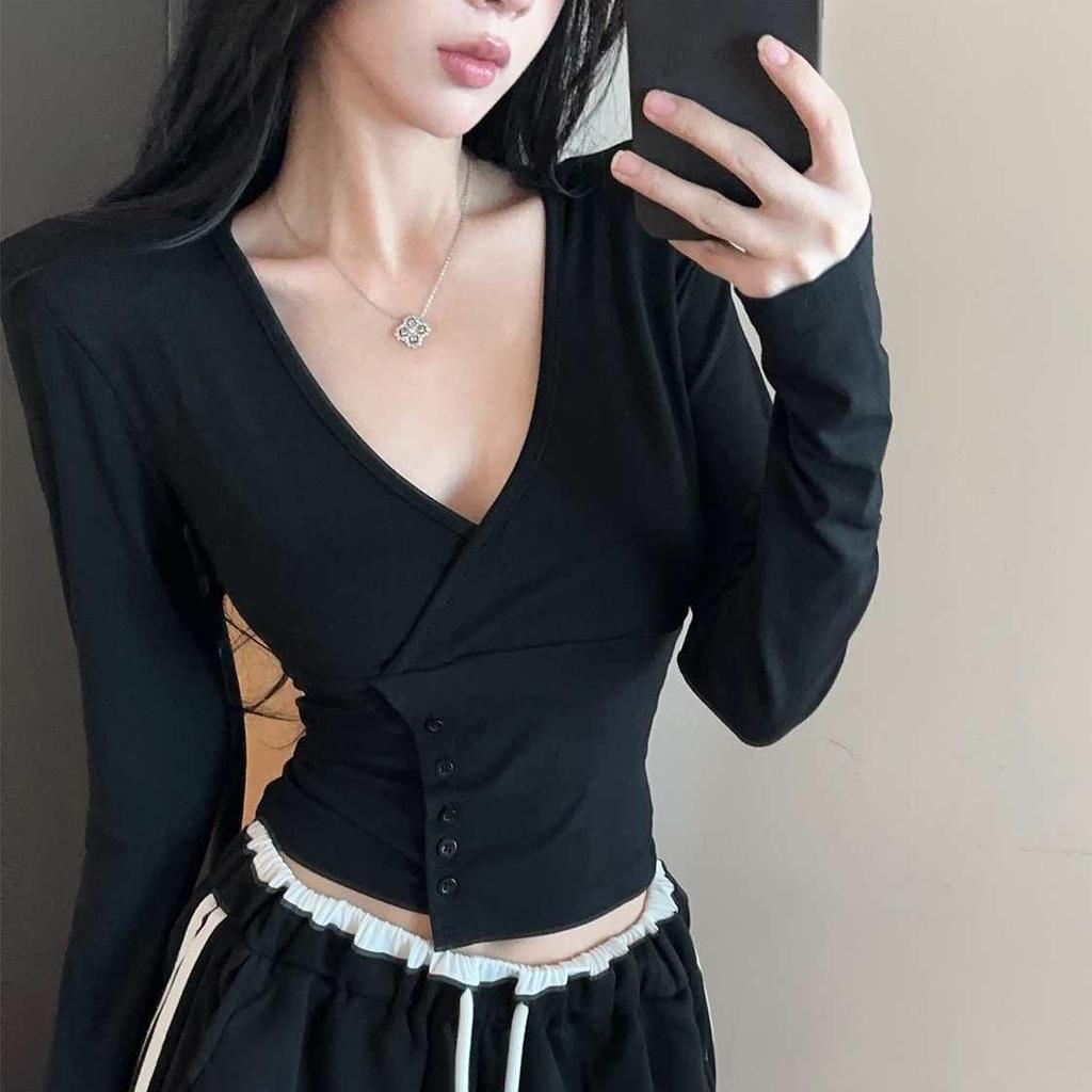 Женская мода весна и осень: Облегающая футболка с V-образным вырезом.