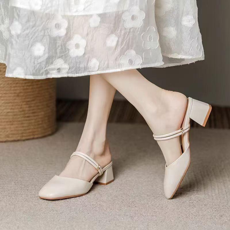 Мягкая кожа, ленивые люди носят два сандалия на толстом каблуке и полушлепанцы, женщины носят туфли на среднем каблуке и одинарные туфли летом