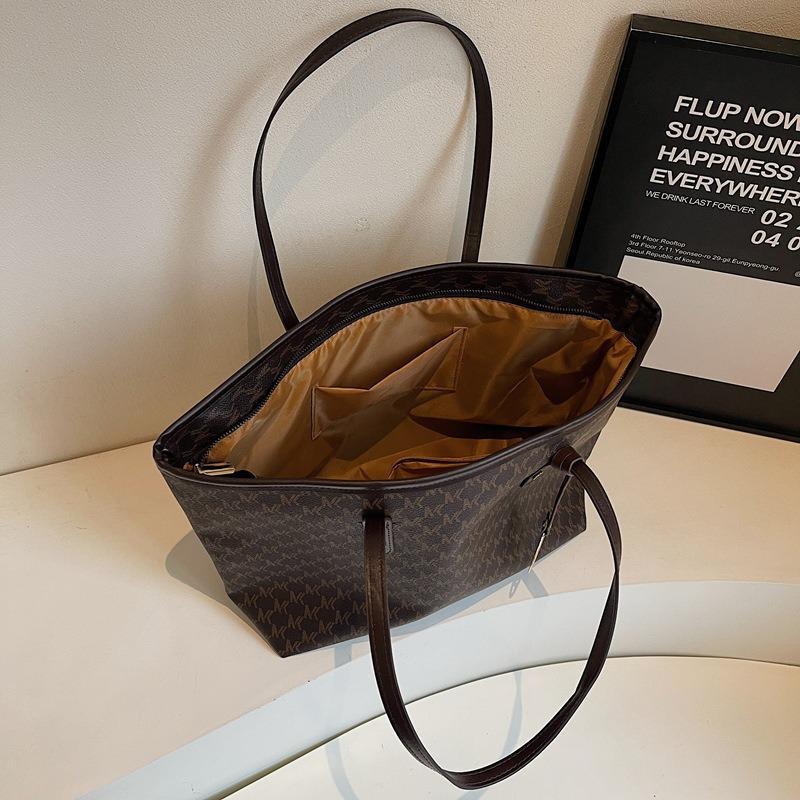 2025 Сумка-тоут большой вместимости с буквой M Осень/Зима: Универсальная европейская и американская наплечная сумка