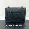 Chanel Мини сумка на плечо с стеганым узором Мателассе и цепочкой, Натуральная кожа ягненка, Черный цвет, Застежка-вертушка, Одно отделение