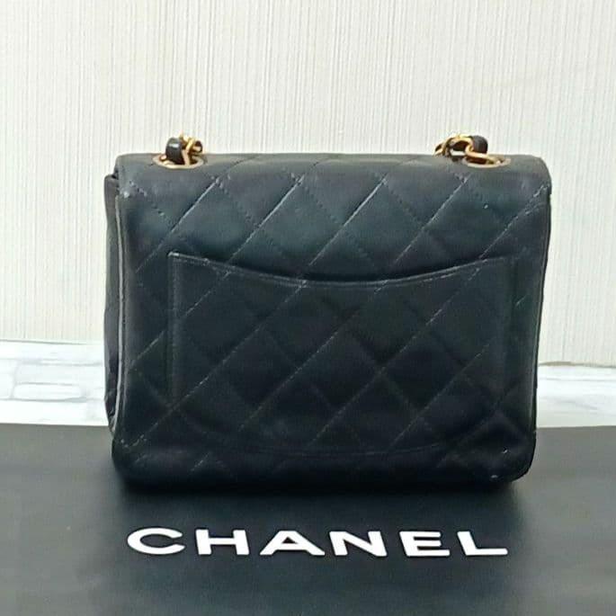 Chanel Мини сумка на плечо с стеганым узором Мателассе и цепочкой, Натуральная кожа ягненка, Черный цвет, Застежка-вертушка, Одно отделение