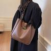 2025 однотонная ПУ модная персонализированная повседневная маленькая сумка простая женская сумка сумка через плечо сумка подмышку металлическая пряжка женская сумка