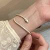 Серебряный браслет-манжета «Серебряный змей»: Минималистичный регулируемый дизайн с деталью в виде красных глаз - Высококачественный текстурированный браслет