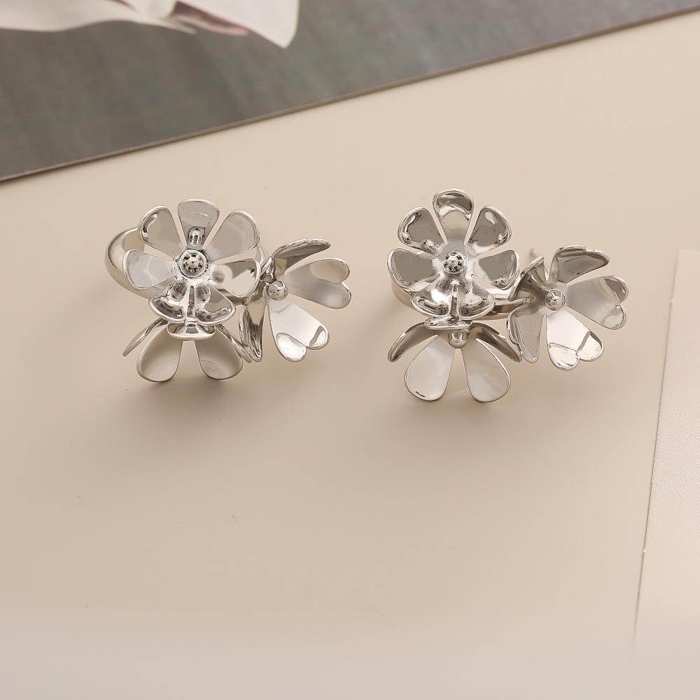 Luxury Niche Design Flower Earrings: Trendy Metal Style Studs, Elegant & Versatile for Women