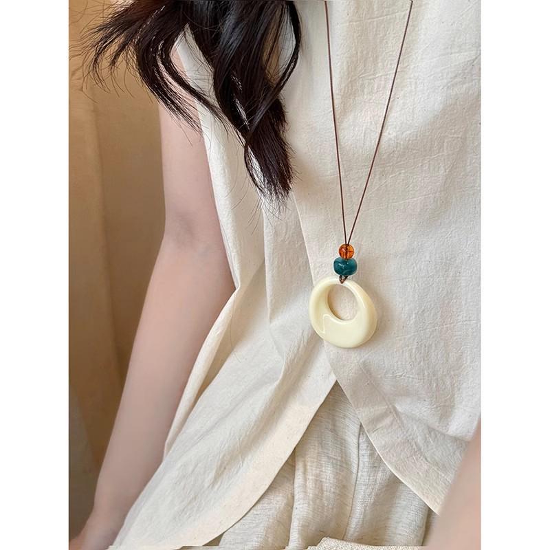 Retro Chinese Tassel Necklace: Unique Ethnic Style Women's High-End Clavicle Chain.