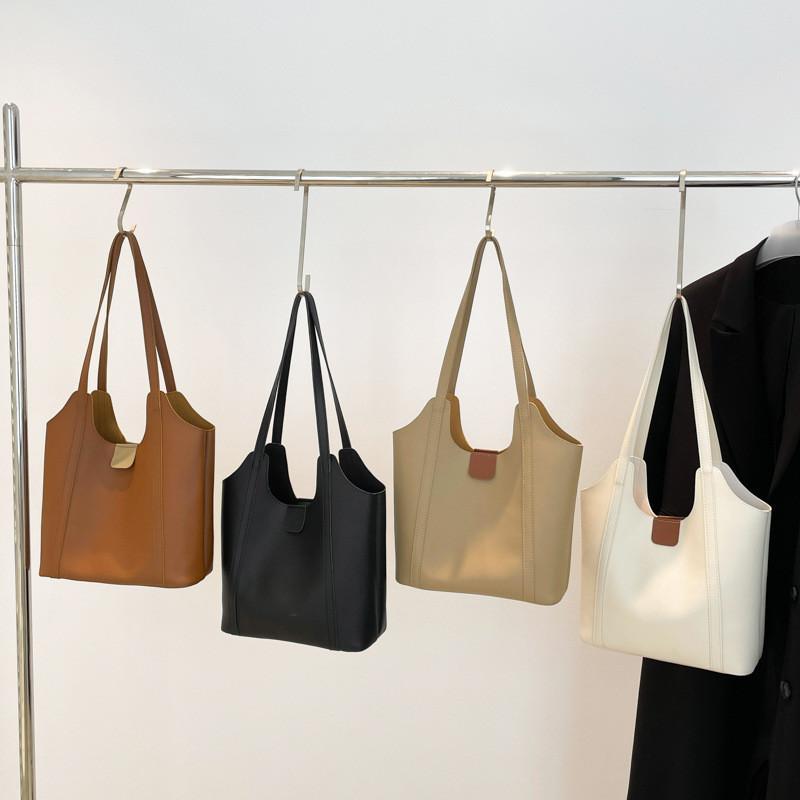 Изысканная и практичная женская сумка-тоут. Роскошное ощущение и достаточно места для повседневных вещей.