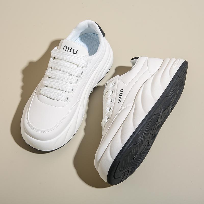 Маленькие белые туфли женские весенние новые толстые подошвы высокие туфли для досок одинарные повседневные женские спортивные туфли