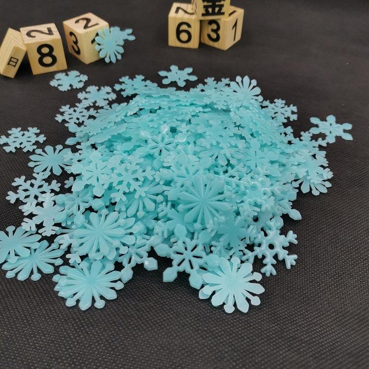50pcs Luminescent Snowflake Wall Stickers, Mini Christmas Snowflake Star Luminous Ceiling Wall Decoration, Suitable For Home Bedroom Decoration