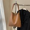 Большая вместительная сумка женская новая осенне-зимняя мода 2024 года, широкополосная простая повседневная сумка-ведро, корейская версия, сумка-мессенджер через плечо