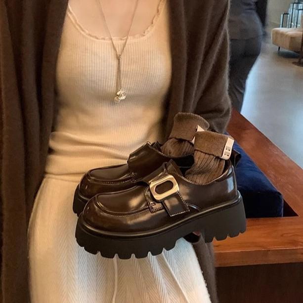 Виноградная мама имеет тот же стиль, стиль колледжа с квадратной пряжкой, ленивый человек с одной ногой, толстый каблук-маффин, толстая подошва, лоферы из маленькой кожи