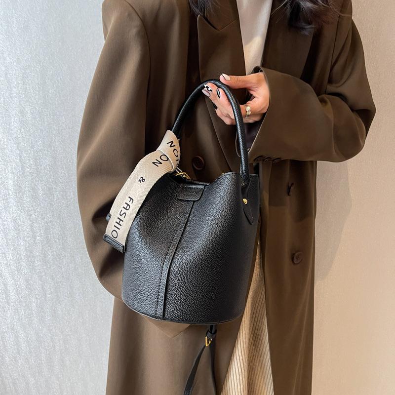 Bucket Bag Fashion Women's Bag Versatile Contrasting Color Trend Large-capacity Handbag Bag Women's Genderless Wind Oblique Straddle Bag