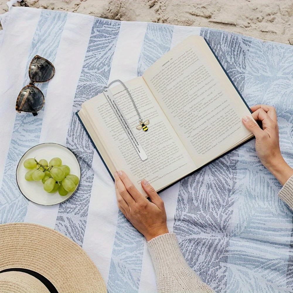 1pc Bee Pendant Stainless Steel Bookmark - Heartwarming Gifts for Family, Friends, and Colleagues, Creative Christmas, Teacher's Day Gifts
