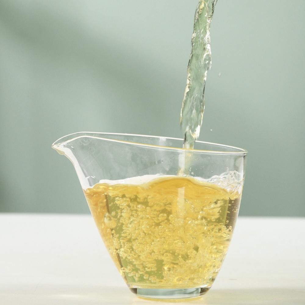 Юньнаньский пуэр сырой чайный пирог листовой чай в железной банке 104 г (8г * 13 шт.)