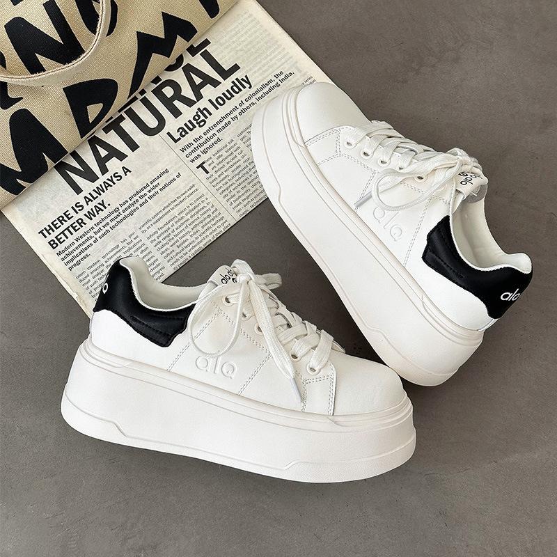 Маленькие белые туфли на толстой подошве с увеличением роста, женские осенние новые кожаные удобные туфли-маффины на толстой подошве с мелким вырезом, повседневные спортивные кеды