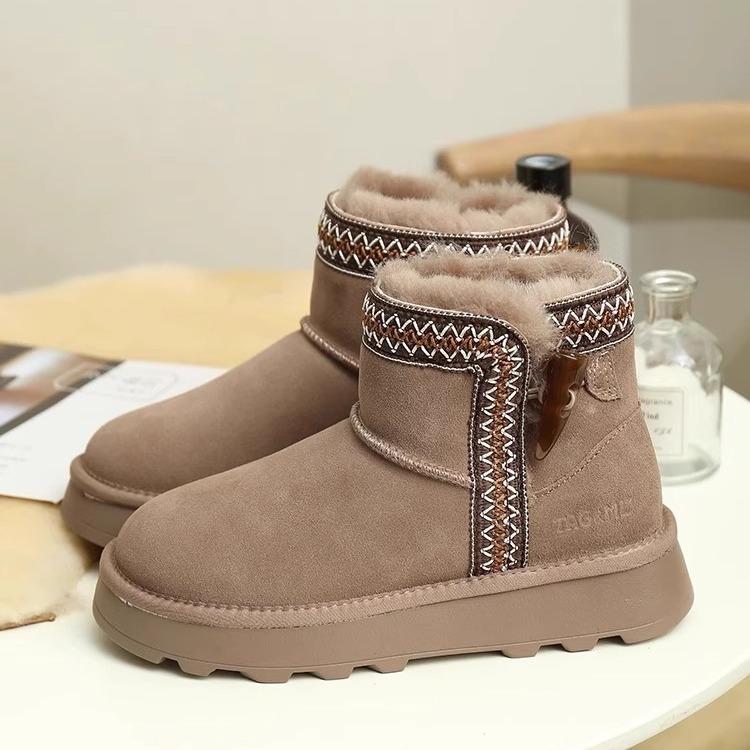 New Warm Snow Boots In Autumn and Winter, Piled and Thickened Fur Integrated, Northeast Short Cotton Shoes Are Non-slip.