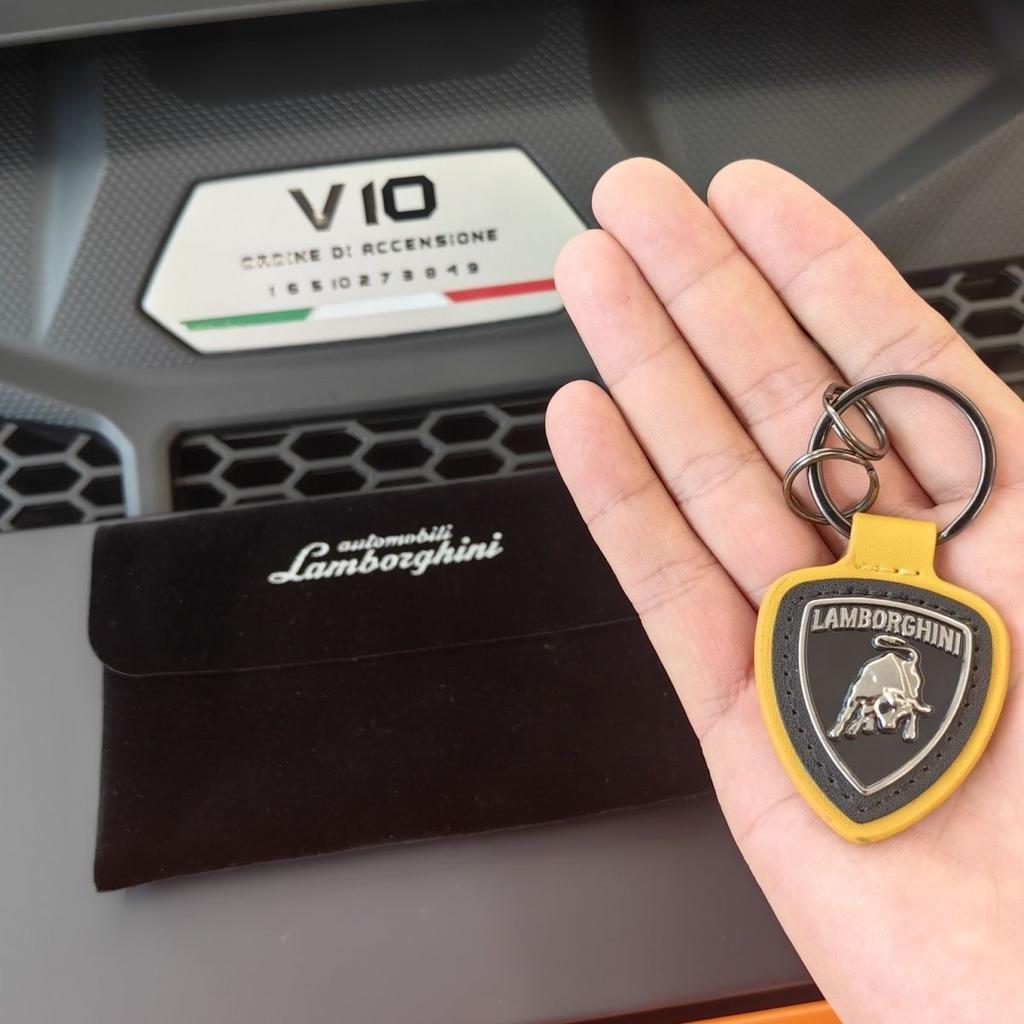 Для Lamborghini Urus Huracan Aventador Премиум Щит Брелок Автомобильный Оригинальный Набор в Коробке Классический Подарок по Внешней Торговле Автомобильный Подголовник