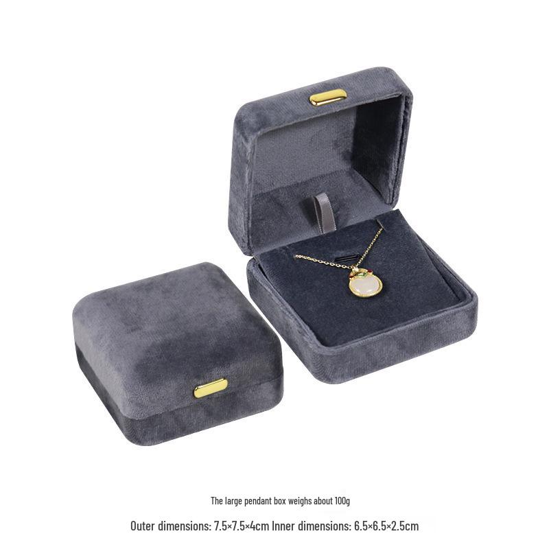 Бархатная шкатулка для украшений с золотой пряжкой и закругленными углами для колец, ожерелий и браслетов