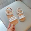 Сандалии принцессы для девочек 2024 года, новые летние классические детские сандалии на плоской подошве с кружевом и жемчугом, с открытым носком, нескользящие мягкие детские туфли