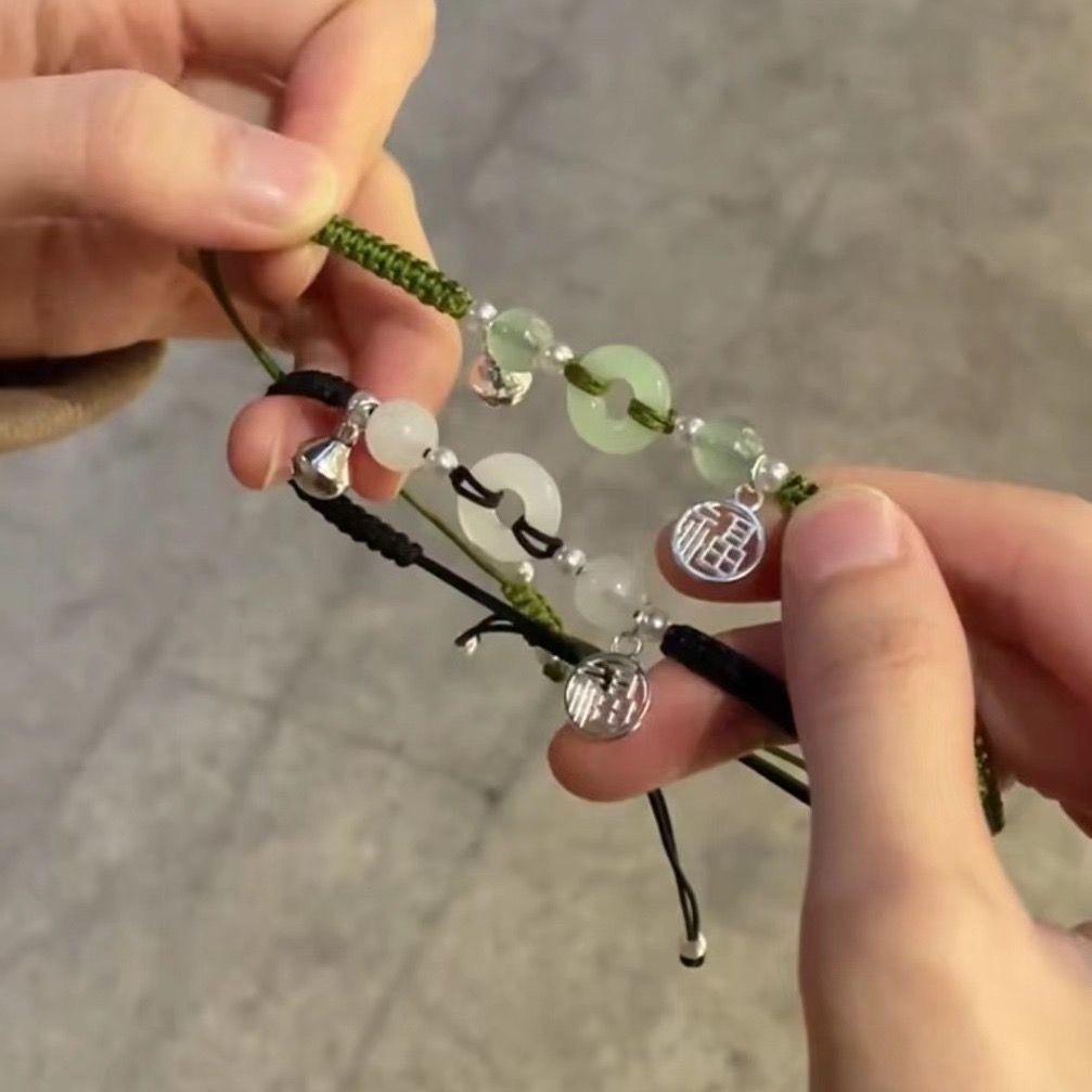 Высококачественный браслет с двойным плетением, подвеской в виде колокольчика удачи и безопасной застежкой. Идеальный подарок для девушки.