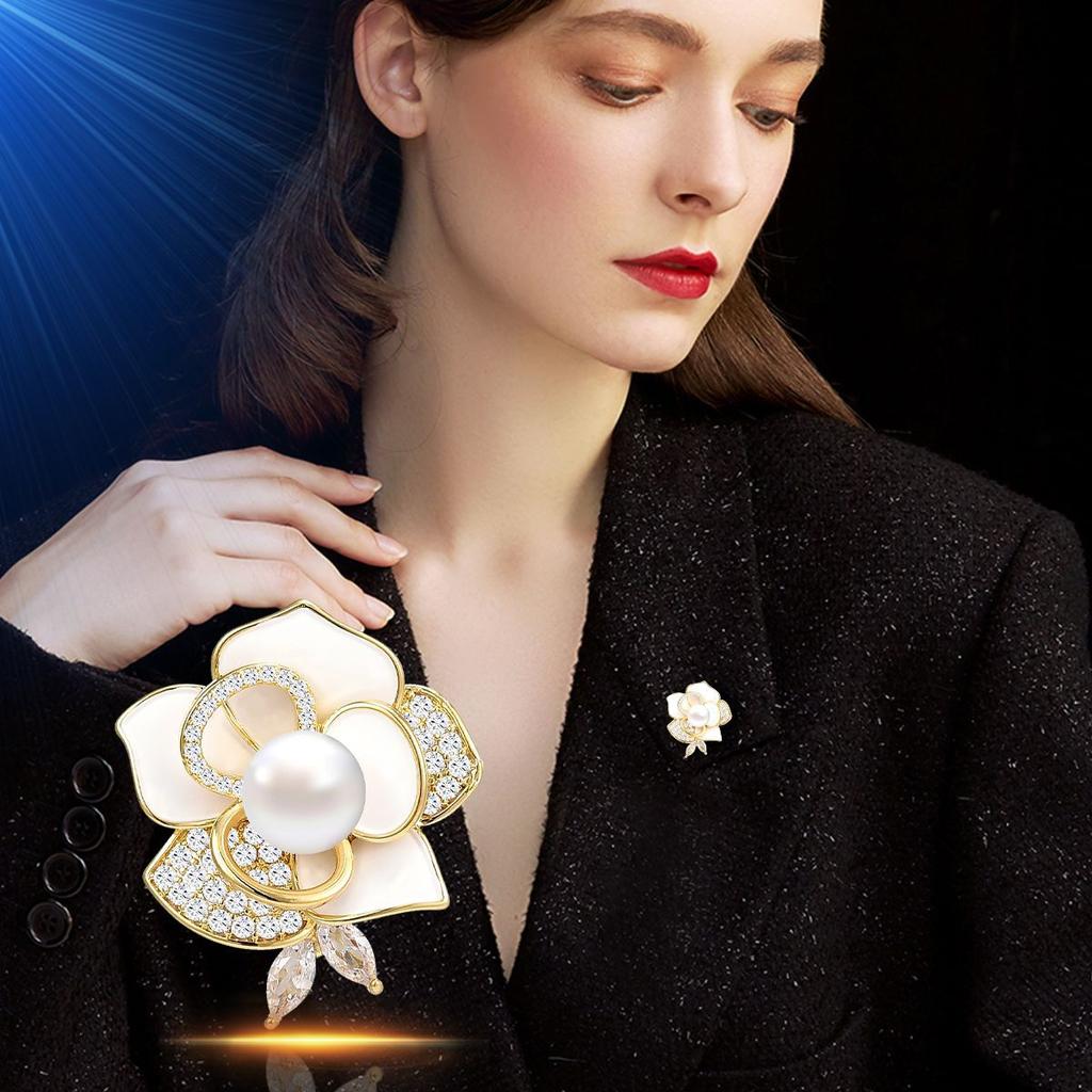 Классическая и элегантная брошь с магнитной пряжкой «Камелия» из пресноводного жемчуга, универсальный темперамент, сладкая высококачественная медная микро-инкрустация