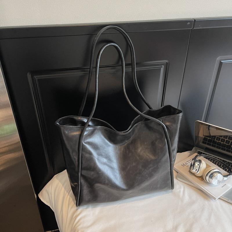 Сумка большой вместимости женская осенне-зимняя универсальная 2025 новая сумка через плечо из мягкой кожи высококачественная текстура сумка-тоут для поездок