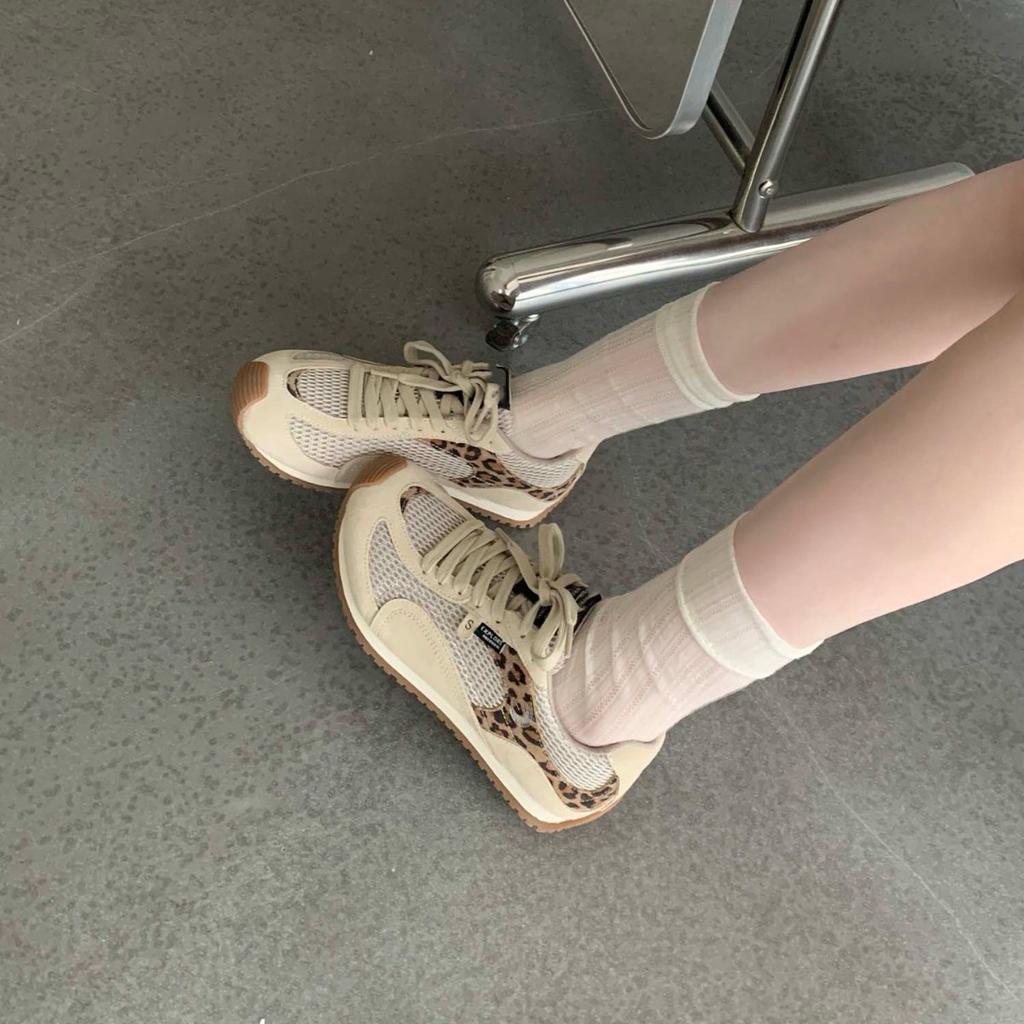 Популярные красные туфли Dexun женские 2025 новая летняя универсальная нишевая дышащая повседневная спортивная обувь