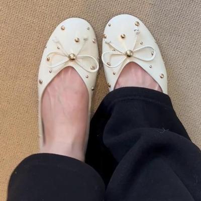 Весна Новые Туфли на Плоской Подошве Женские Круглый Носок Глубокий Вырез Лакированная Кожа Узел-Бабочка Набор Заклепок На Стопу Мягкая Подошва Одинарные Туфли