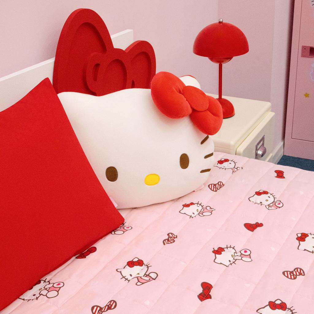 Плюшевая подушка с культовым лицом Хелло Китти от LINE FRIENDS