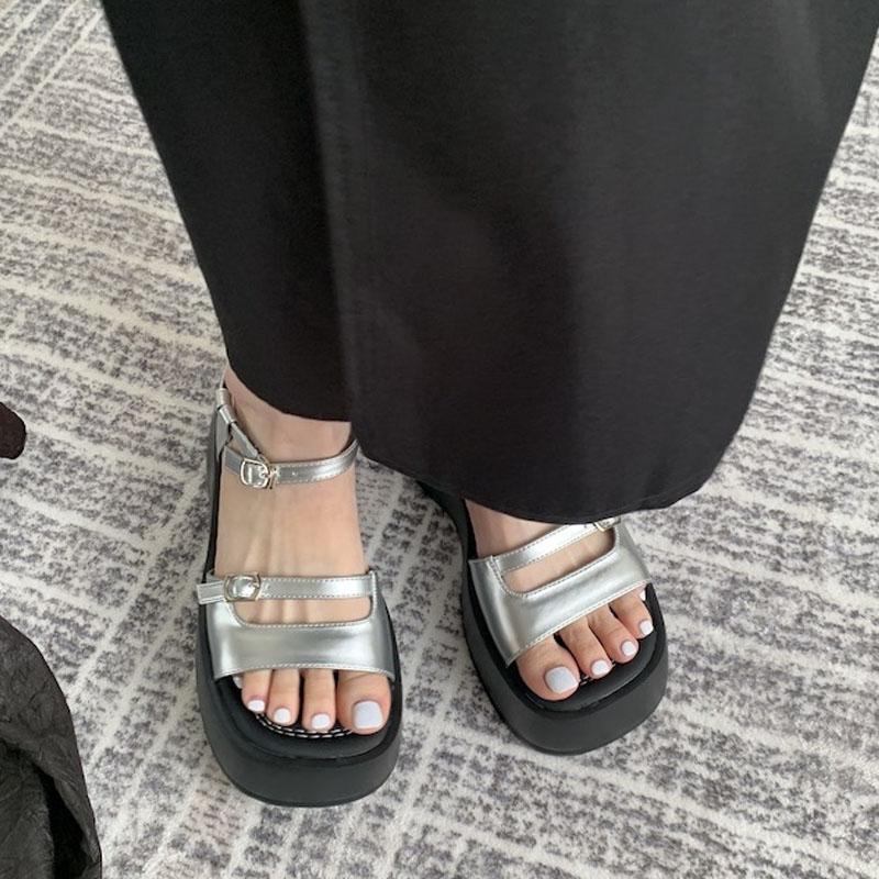 Женские сандалии в романском стиле с толстой подошвой и увеличенной подошвой, новинка 2023 года, модные повседневные простые универсальные однотонные сандалии на лето