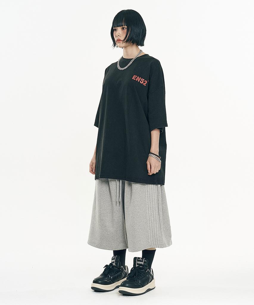 EASY NO EASY One-Pleat Bermuda Sweatpants - Black