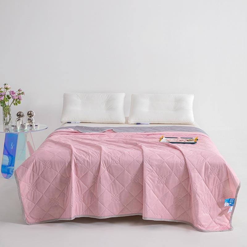 Охлаждающее летнее одеяло: Мягкая и тонкая ткань, идеально подходит для летнего сна, поездок на пляж и сохранения прохлады в кондиционируемых помещениях.