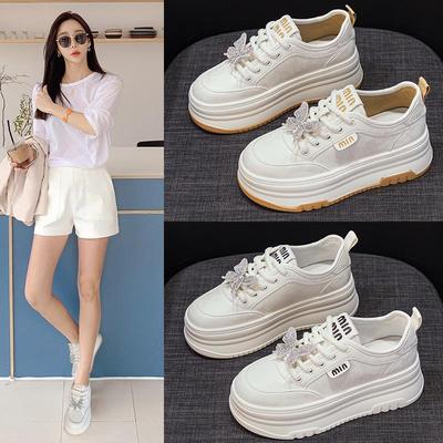 Женские маленькие белые кроссовки на платформе в корейском стиле, осень 2024, с увеличением роста, универсальная повседневная обувь