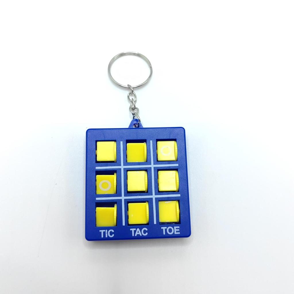 Брелок Крестики-нолики: Пластиковые шахматы для учеников начальной школы