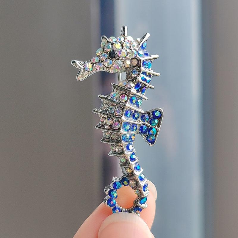 Новый мультяшный корсаж, брошь в виде морского конька со стразами для мужчин и женщин, булавки, персонализированная одежда