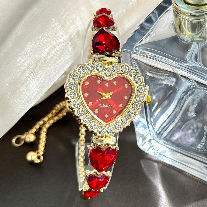 Love Pattern Decorative Bracelet Quartz Watch with Diamond Dial Pull-out Strap Women's Fashion Watch
