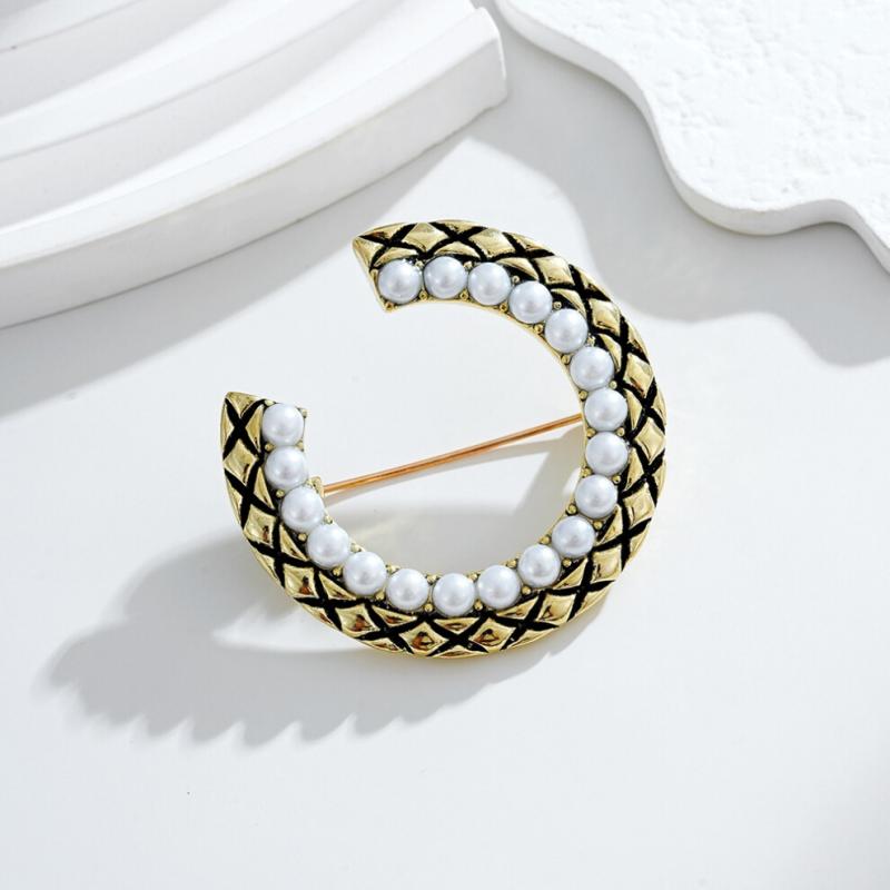 Elegant brooch, synthetic pearl initial design for women, vintage style, with faceted pearls.
