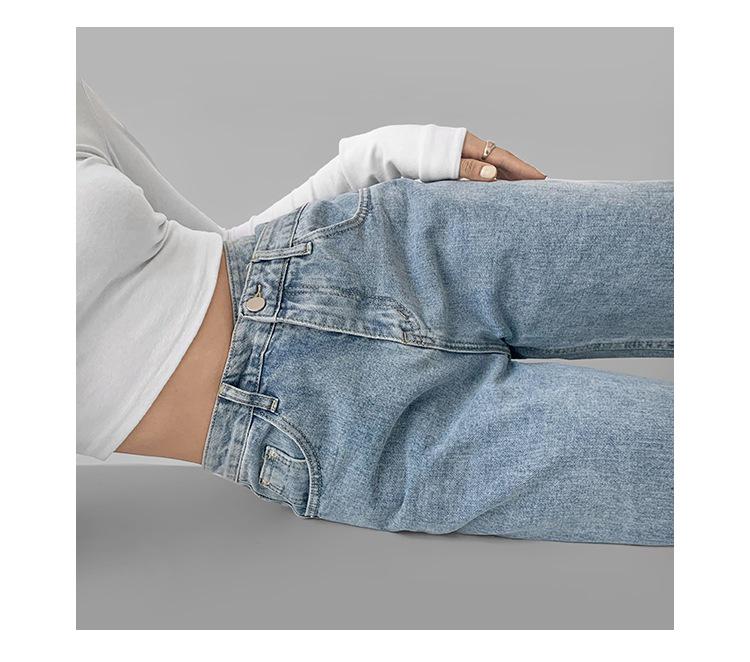 Женские джинсы прямого кроя с высокой посадкой, нерегулярной драпировкой, широкими штанинами и косой пряжкой