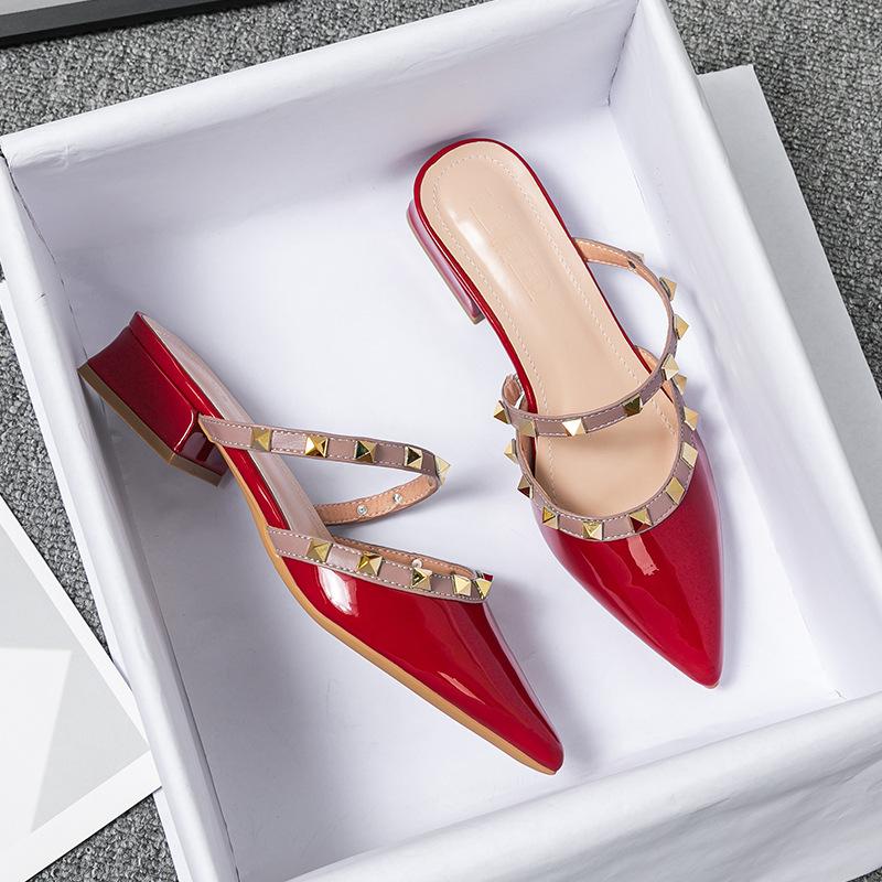 Модные женские тапочки Лето Новые уличные тапочки с заклепками Женские сандалии на среднем каблуке Женские тапочки Большой размер 41-43