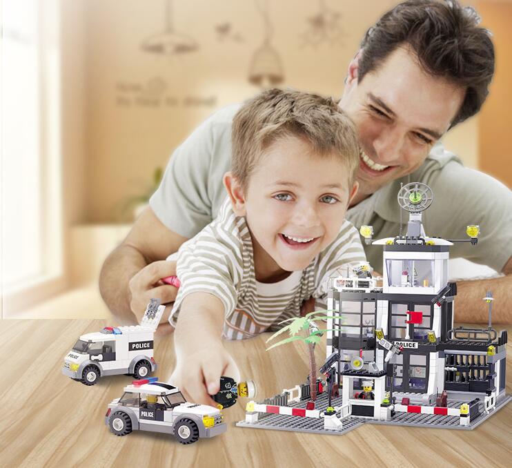 Детский строительный набор из пластиковых блоков "Полицейский участок"