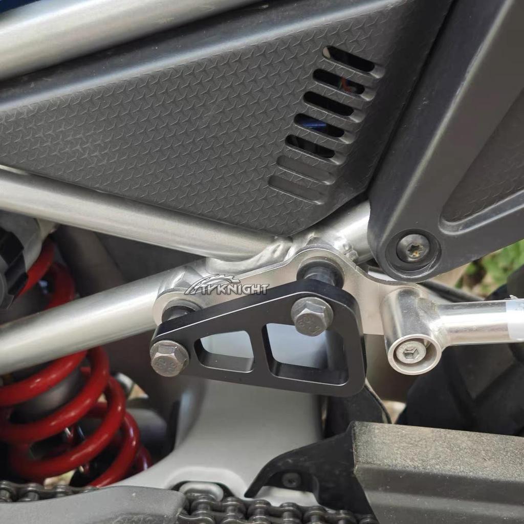 Запасное крепление пассажирской подножки для Aprilia Tuareg 660 ADV: Кронштейн для снятия задней подножки