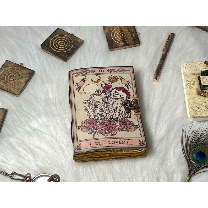 Винтажный кожаный журнал «Книга теней для влюбленных» Кожаный журнал ручной работы Журнал Гримуара с бумажными краями, подарки для мужчин и женщин
