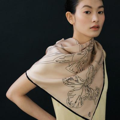 AVVINA PELLE Квадратный шелковый платок Fleur 90 - Персиковый