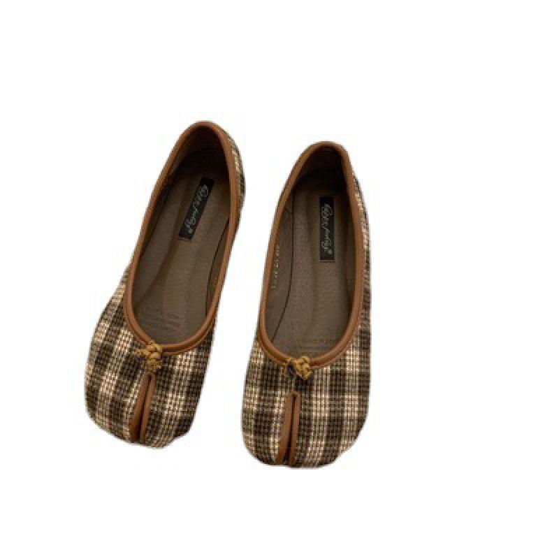 Корейские красные туфли-жабы с раздвоенным носком: Летние балетки на мягкой подошве для женщин