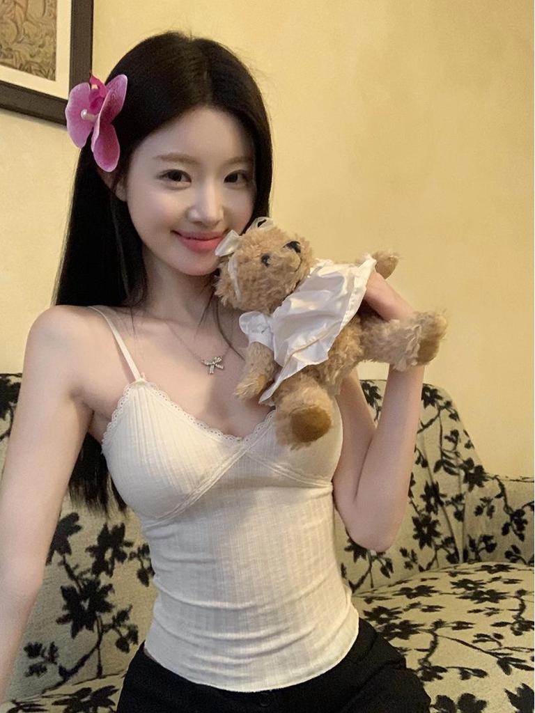 Элегантная кружевная майка с V-образным вырезом: Закрывает подмышечный жир, Встроенные чашечки, Красивый дизайн спины