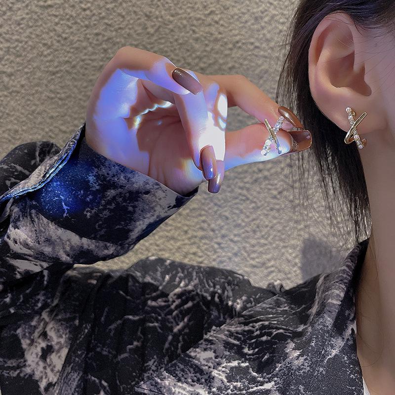 Элегантные женские серьги с крестом из серебра 925 пробы с бриллиантами и жемчугом — Niche Design, интернет-фаворит