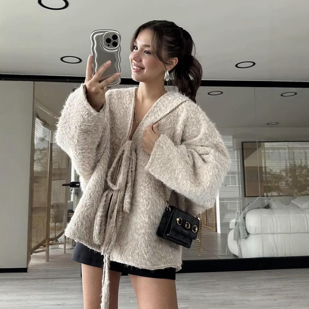 2024 новая осенне-зимняя женская одежда темперамент универсальный V-образный вырез с длинными рукавами шнуровка кардиган свободный плюшевый фактурный жакет топ