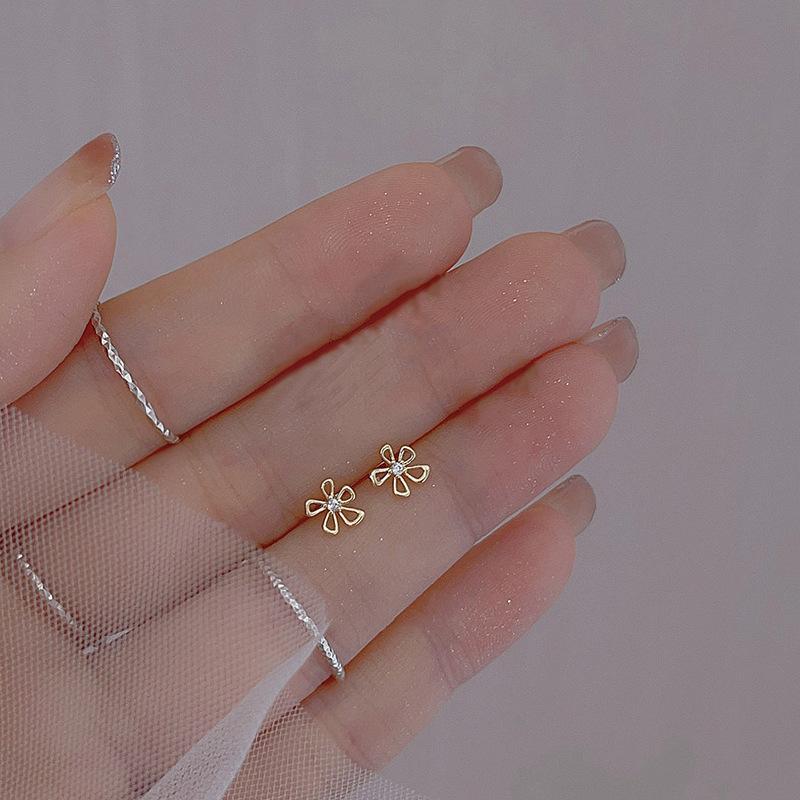 Серьги-гвоздики с белыми цветами, женские простые и маленькие серьги-цветы молочно-белого цвета, летние серьги из трех частей с цирконием