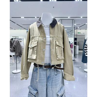 Женская короткая стеганая куртка с цветным воротником, большими карманами и длинными рукавами. Поступление. Короткая хлопковая куртка.