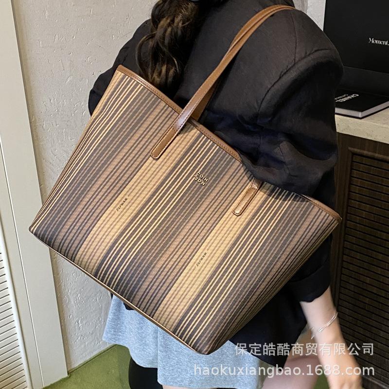 Сумка для поездок на работу большой вместимости женская 2025 новая модная модная высококлассная портативная сумка через плечо полосатая сумка-тоут